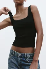 Camiseta blanca de corte ajustado, con escote cuadrado y tirantes anchos.