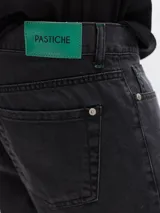 Pantalón de jean azul oscuro, corte slim, tiro medio y confeccionado en denim 100% algodón crudo.