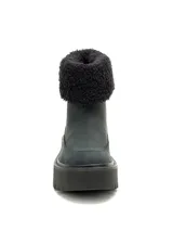 Bota de caña media color negro, confeccionada en nubuck, con cuello de pelo sintético y suela de plataforma dentada de goma.