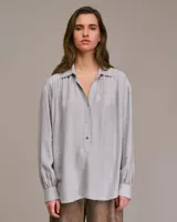 Camisa gris de corte amplio con cuello clásico y frunces.