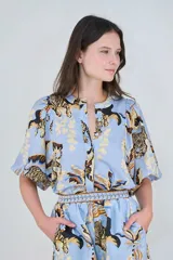 Camisa celeste de algodón y lino con estampado Bali Tiger, cuello mao, cierre frontal con botones y mangas cortas abullonadas.