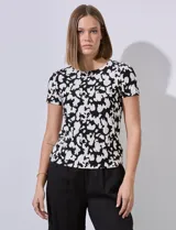 Blusa de seda fría estampada en blanco y negro, con escote a la base.