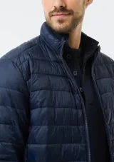 Campera puffer azul marino, con diseño acolchado de líneas horizontales, cuello alto y cierre frontal completo.
