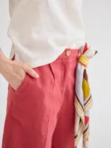 Short negro de lino, tiro medio y corte a la rodilla. Presenta botón de madera y costuras a contratono.