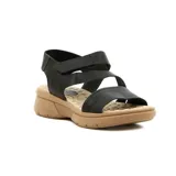 Sandalia de cuero sintético color negro, con plataforma color beige y ajuste con velcro.