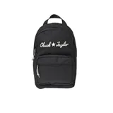 Mochila negra marca Converse con logo "Chuck Taylor" bordado en blanco. Tiene un bolsillo frontal con cierre, dos bolsillos laterales y funda interna para laptop.