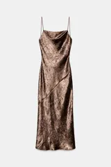 Vestido midi lencero de color marrón, con escote fluido en el delantero y la espalda, tirantes finos y tejido con efecto arrugado.