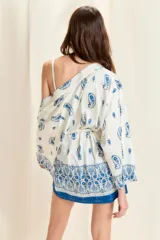 Kimono corto blanco con estampado de cachemir azul, mangas anchas y lazo para atar en la cintura.