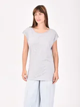 Remera básica de corte holgado, con cuello redondo y mangas cortas con dobladillo.