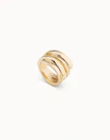 Anillo dorado de metal bañado en plata con diseño orgánico irregular.