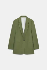 Blazer de mujer color verde oliva, con cuello solapa, manga larga, cierre frontal de un solo botón oscuro y bolsillos de vivo en el delantero. La tela presenta una textura arrugada o plisada.