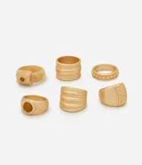Kit de seis anillos femeninos de metal dorado con diseños robustos y modernos, que combinan aros anchos, acabados mates, texturas en relieve y detalles de resina.