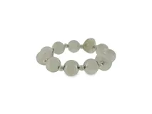 Pulsera plateada con grandes cuentas esféricas que alternan superficies lisas pulidas y texturizadas, unidas por pequeñas cuentas espaciadoras.