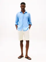 Ojotas negras con suela de EVA y tiras de tejido trenzado en color negro. Presentan un logo bordado en la tira del dedo.