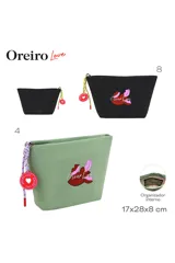 Necessaire de color negro con estampado frontal de labios y la inscripción 'Oreiro Love'. Incluye un tirador de cierre con cordón amarillo y dije circular con logo.