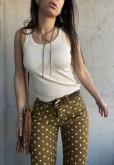 Musculosa de algodón color natural con diseño de canalé y cuello redondo.