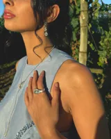 Anillo de plata 950 con diseño orgánico y expansivo, engastado con un topacio facetado.