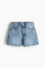 Short de denim de algodón levemente elástico, modelo clásico de cinco bolsillos con cierre y botón metálico.