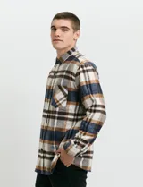 Sobrecamisa de manga larga con diseño a cuadros, cuello camisero y bolsillo frontal. Confeccionada en tejido de poliéster y algodón, sin forro.