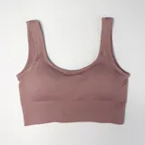 Top deportivo color rosa viejo, de tejido acanalado, con breteles anchos y espalda deportiva.