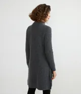 Cardigan largo de punto abierto, color marrón tostado, con mangas largas y dos bolsillos delanteros aplicados. Presenta una textura acanalada y diseño sin cierre.