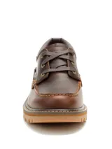 Zapato de cuero color marrón oscuro, estilo náutico, con cordones y suela de goma color caramelo. Presenta costuras decorativas en la puntera y ojales metálicos.