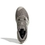 Championes deportivos Adidas Rapidmove Go Trainer, con diseño en tonos beige y gris con estampado animal print. Presentan las icónicas tres tiras laterales en color blanco, suela de goma con diseño geométrico y refuerzos en la puntera.
