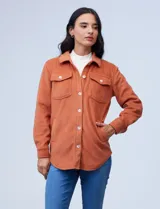 Sobrecamisa color beige de tejido soft con cuello camisero, cierre frontal con botones y bolsillos delanteros.