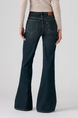 Jeans de denim azul oscuro con lavado vintage, tiro alto y corte acampanado.