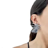 Aros colgantes con forma de hojas de palma plateadas.
