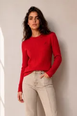 Sweater de punto con diseño de ochos y canalé, color rojo, con cuello redondo y manga larga.