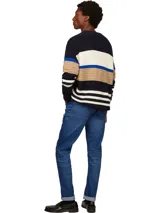 Jeans Bleecker de Tommy Hilfiger, confeccionados en algodón lavado para mayor comodidad y con elasticidad para un ajuste flexible. Diseño de 5 bolsillos, cierre con botón y cremallera, detalles distintivos de Tommy Hilfiger y logo de Tommy Hilfiger bordado.