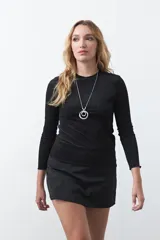 Top de manga larga confeccionado en tejido velvet acanalado con relieve vertical, de corte ajustado al cuerpo y cuello redondo.