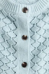 Cardigan corto de punto calado color celeste, con cuello redondo acanalado, cierre frontal de botones y mangas casquillo.