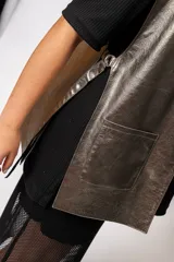 Pollera midi de red calada color negro, con forro elastizado y tajo trasero.