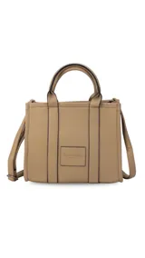 Cartera estructurada de tamaño mediano, confeccionada en símil cuero color negro. Presenta doble asa de mano, correa larga ajustable y desmontable, y un bolsillo trasero con cierre. El compartimento principal cuenta con cierre, división interna y bolsillos organizadores.
