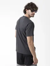 Remera gris oscuro de manga corta con estampado gráfico lineal de montañas en el frente.