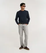 Pantalón de jean recto color gris claro, con cintura media, cierre de botón metálico y cremallera. Incluye bolsillos delanteros, un bolsillo monedero pequeño y bolsillos traseros aplicados.