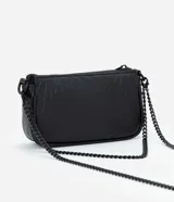 Cartera bandolera pequeña de Satinato, confeccionada en poliuretano negro con textura grabada. Presenta un diseño compacto, cierre superior con cremallera y correa larga de cadena metálica negra.