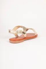 Sandalias plateadas con tiras finas entrecruzadas y cierre con hebilla en el tobillo.