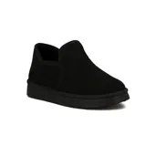 Pantuflas cerradas tipo mocasín, color negro, con interior afelpado.