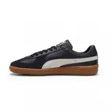 Championes Puma modelo Army Trainer, de diseño retro en color blanco con detalles en verde oscuro y suela de goma color caramelo. Presenta refuerzos de gamuza en la puntera y el logo de la marca en dorado en el lateral.