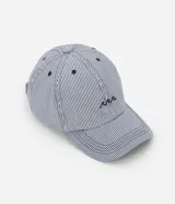 Gorra de sarga color azul con diseño a rayas finas, visera curva y bordado frontal de ondas. Cuenta con tirilla ajustable en la parte trasera.