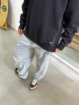 Pantalón de jean celeste con lavado ácido, corte amplio y tiro alto.