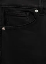 Pantalón jeans tipo skinny con acabado encerado, tiro bajo y diseño de cinco bolsillos. Confeccionado en tejido elástico con cierre de cremallera y botón.