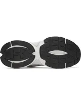 Championes de estilo retro con diseño inspirado en los años 90. Presentan una parte superior de malla con superposiciones de cuero, paneles laterales translúcidos y una mediasuela con tecnología de amortiguación UA HOVR de doble densidad para mayor comodidad y respuesta. Incluyen suela de goma completa para mayor tracción y durabilidad.