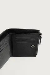 Billetera vertical de piel con acabado abatanado, compartimento principal para billetes, seis posiciones para tarjetas y monedero con cierre de cremallera.