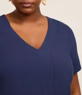 Blusa Ashua de viscosa color azul marino, con escote en V, manga corta y detalle de recortes verticales en el frente.