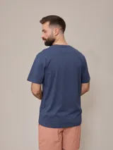 Remera blanca de algodón con cuello redondo y manga corta.