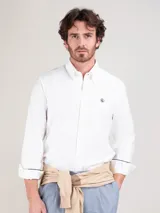 Camisa de hombre Oxford lisa de color blanco, corte regular fit, con cuello button-down, cierre frontal de botones, manga larga y logo bordado en el pecho.
